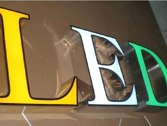 石门介绍LED招牌的基础知识。